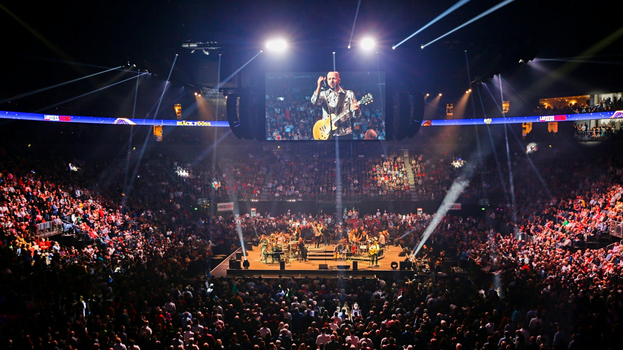 Blick von der Tribüne auf die Bühne beim Konzert der Bläck Fööss in der Lanxess-Arena.