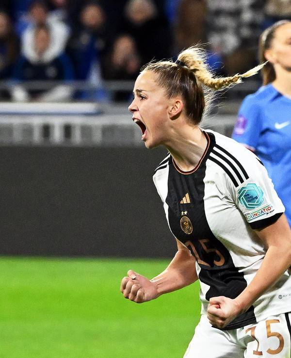 Giulia Gwinn ballt nach ihrem Tor gegen Frankreich die Fäuste.