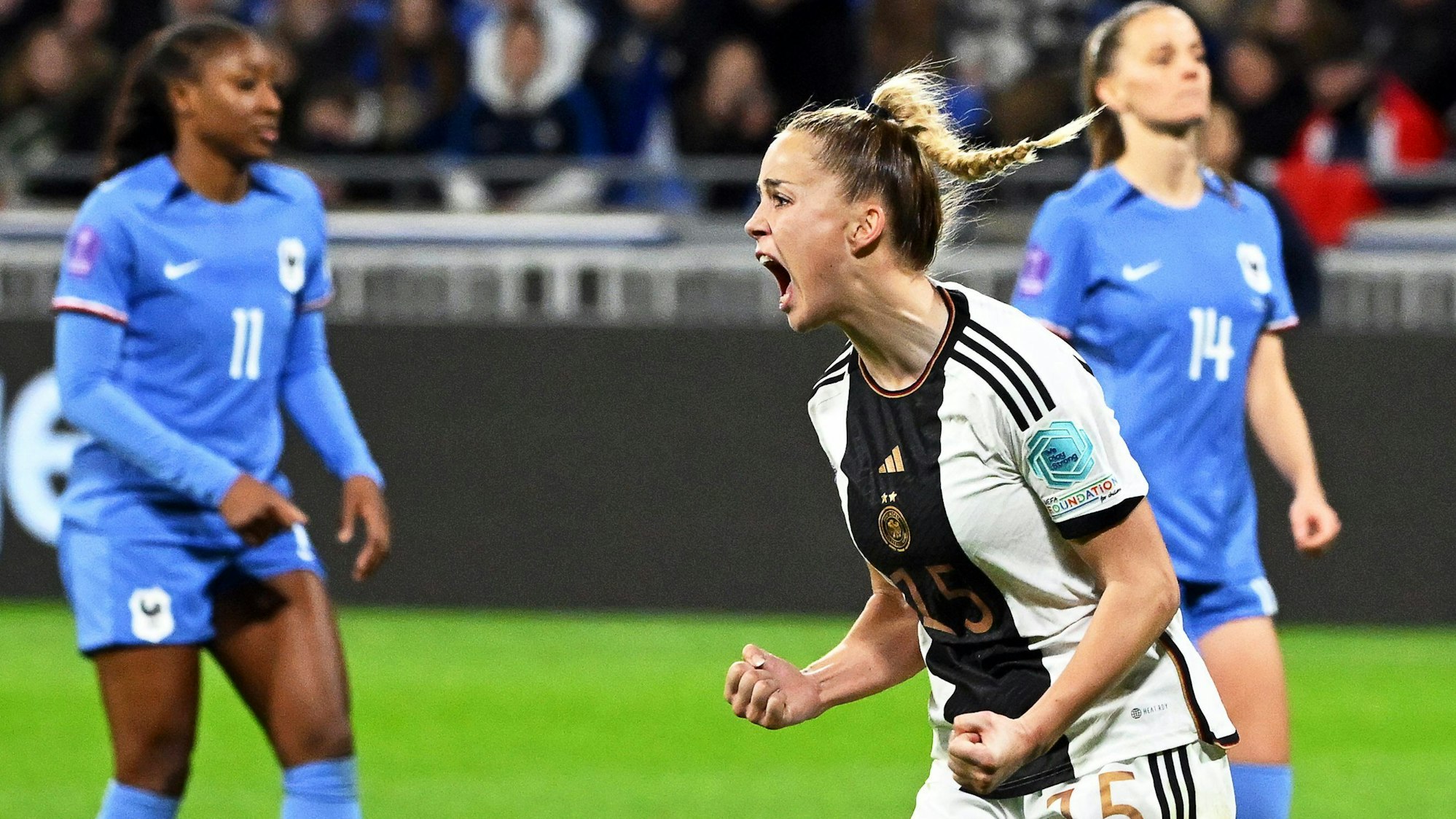 Giulia Gwinn ballt nach ihrem Tor gegen Frankreich die Fäuste.