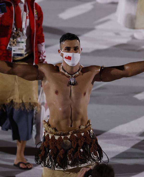 Pita Taufatofua kommt mit nacktem Oberkörper während der Eröffnungsfeier der Olympischen Spiele 2020 im Olympiastadion in Tokio an.
