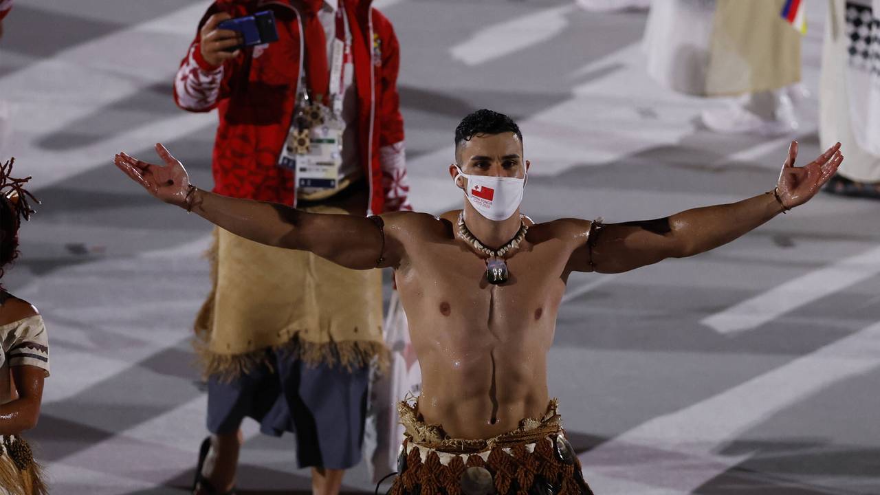 Pita Taufatofua kommt mit nacktem Oberkörper während der Eröffnungsfeier der Olympischen Spiele 2020 im Olympiastadion in Tokio an.