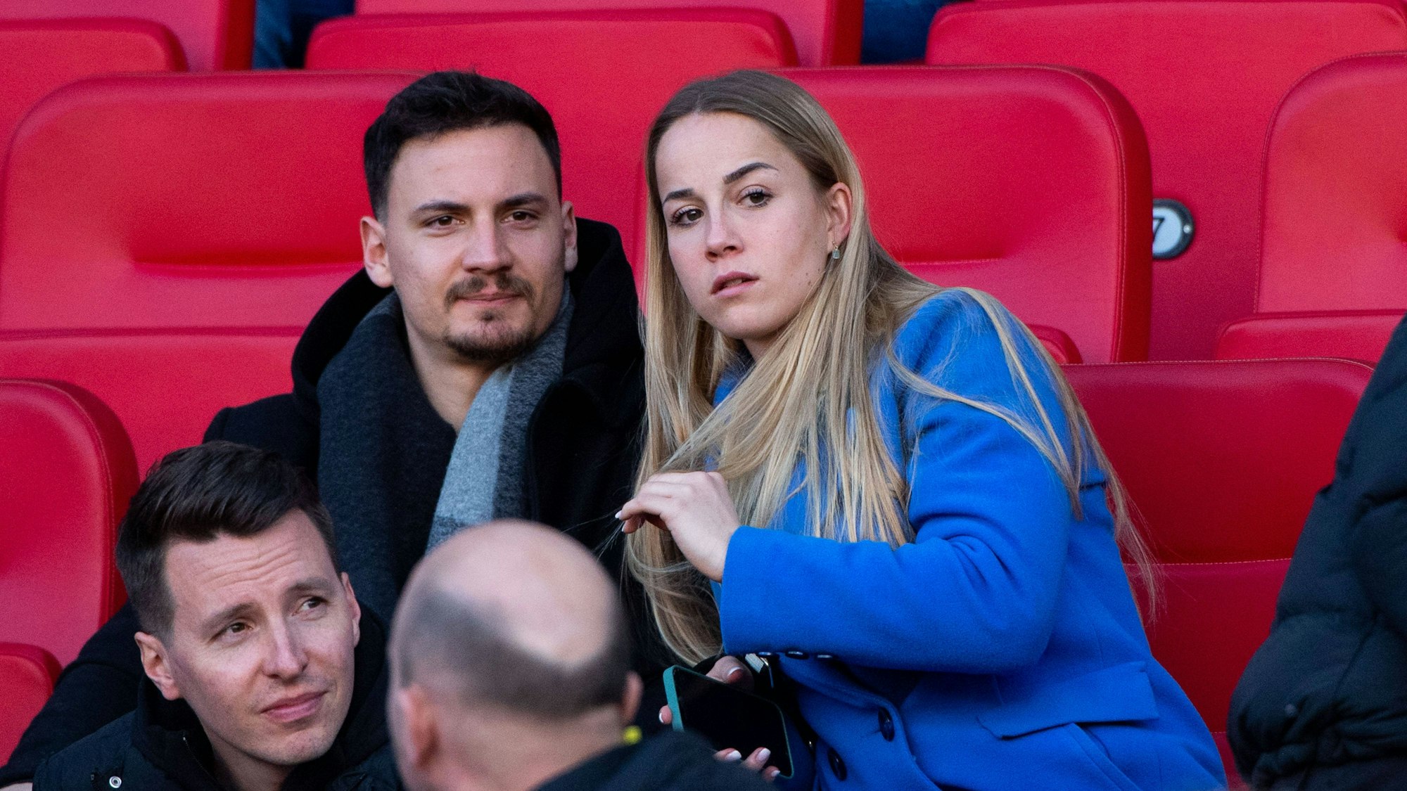 Giulia Gwinn verfolgt gemeinsam mit ihrem Freund Constantin Frommann ein Frauen-Länderspiel.