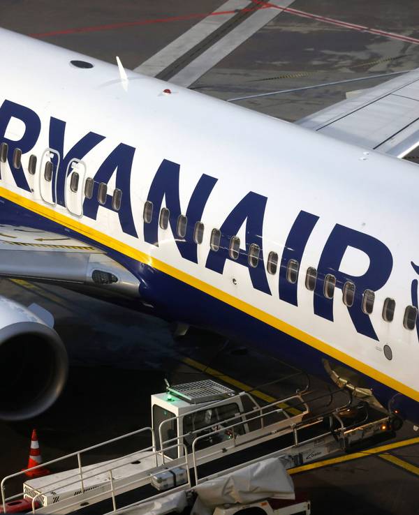 Der Ryanair-Chef geht von steigenden Ticketpreisen im Sommer aus. Hier steht eine Passagiermaschine der Fluggesellschaft steht auf dem Flughafen Köln/Bonn.