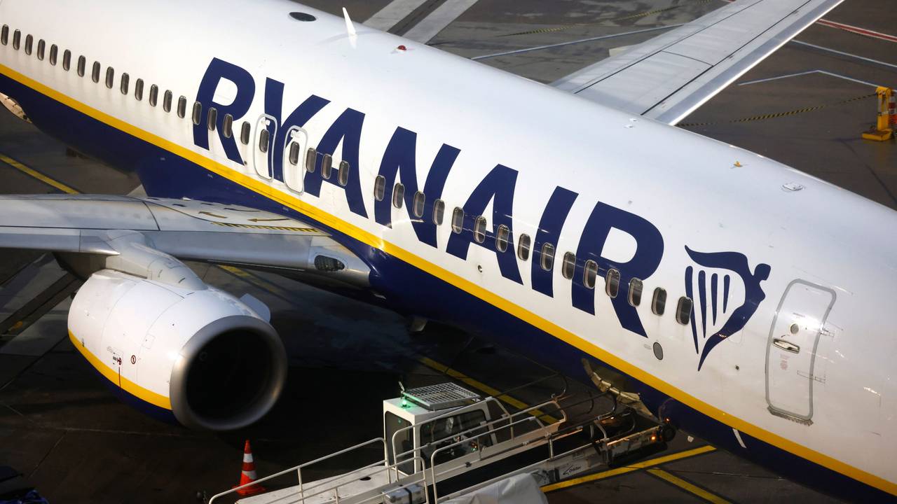 Der Ryanair-Chef geht von steigenden Ticketpreisen im Sommer aus. Hier steht eine Passagiermaschine der Fluggesellschaft steht auf dem Flughafen Köln/Bonn.