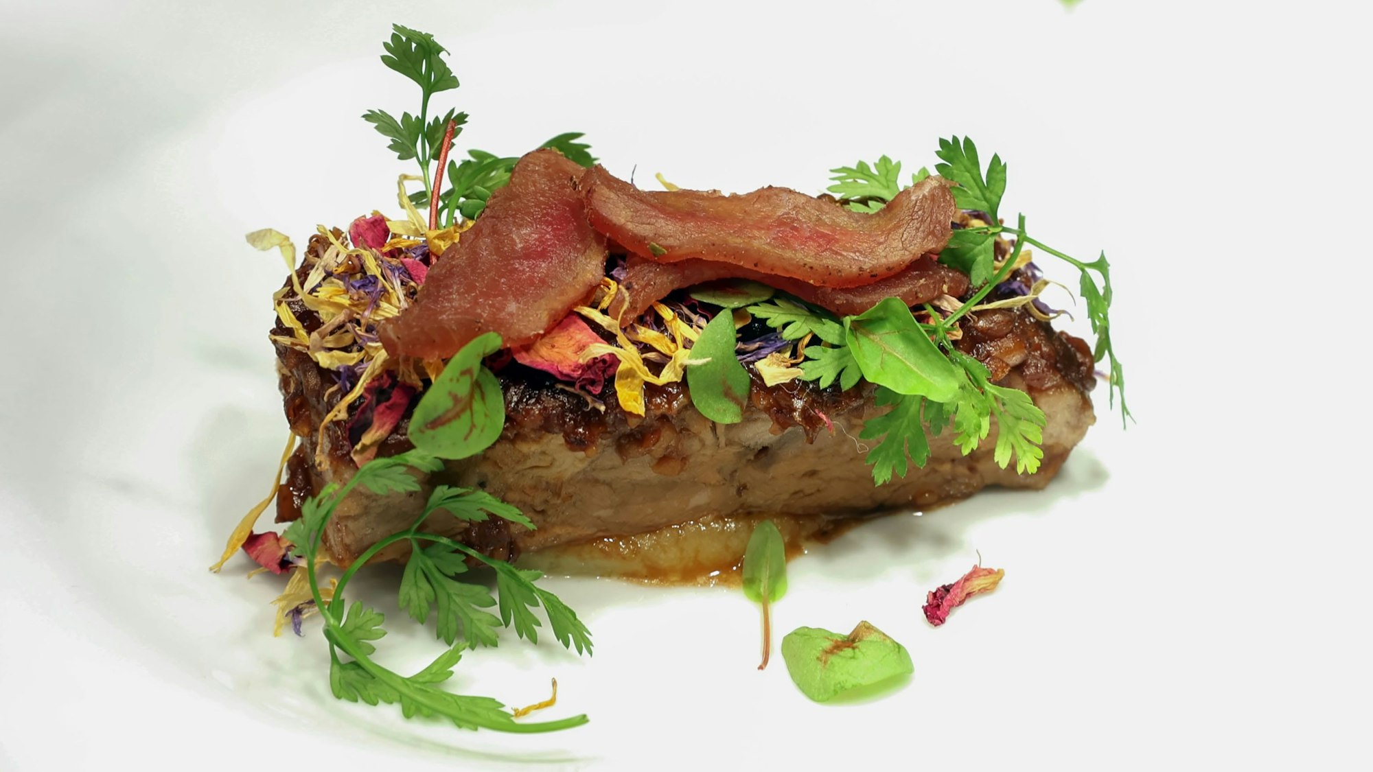 Lammsauerbraten im Restaurant Maximilian Lorenz auf einem Teller angerichtet.