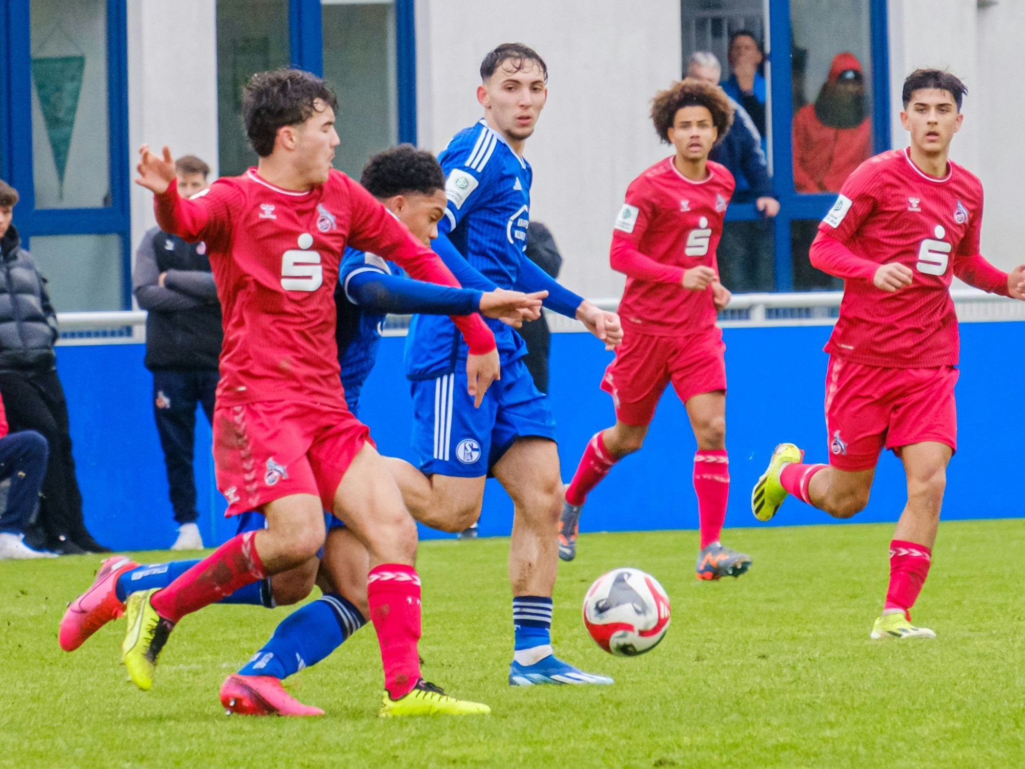 Etienne Borié im Zweikampf mit Schalkes Yannick Numbisie.