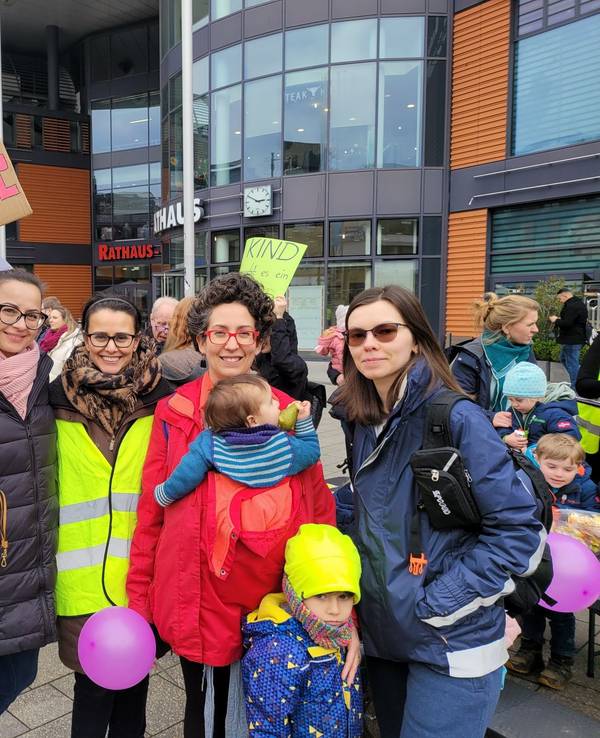 Violetta Berkelmeier (39), Solmaz Richrath (42), Natalia Tapia (39), Mara (4) und Anastasia Kirfel (30).
Demo zum Kitanotstand in Leverkusen am 21.02.2024.