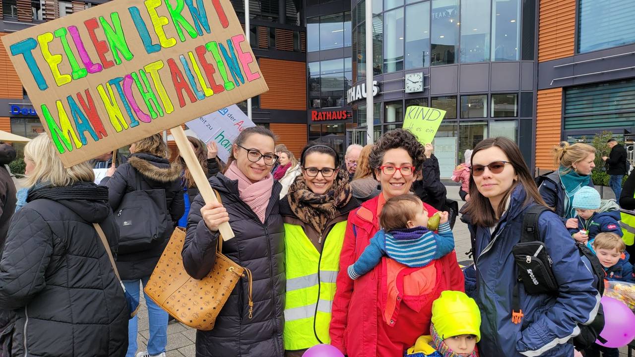 Violetta Berkelmeier (39), Solmaz Richrath (42), Natalia Tapia (39), Mara (4) und Anastasia Kirfel (30).
Demo zum Kitanotstand in Leverkusen am 21.02.2024.