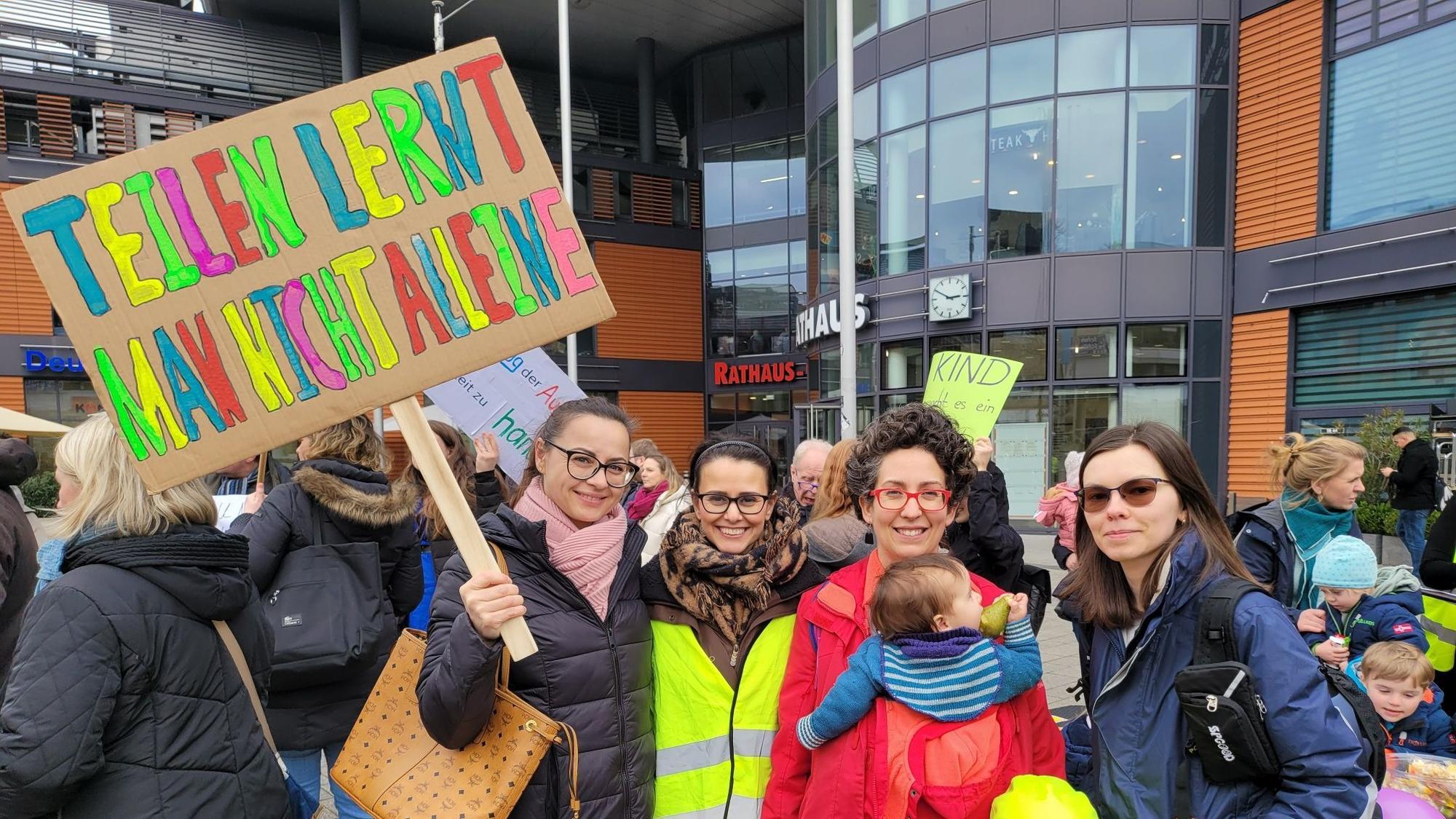 Violetta Berkelmeier (39), Solmaz Richrath (42), Natalia Tapia (39), Mara (4) und Anastasia Kirfel (30).
Demo zum Kitanotstand in Leverkusen am 21.02.2024.