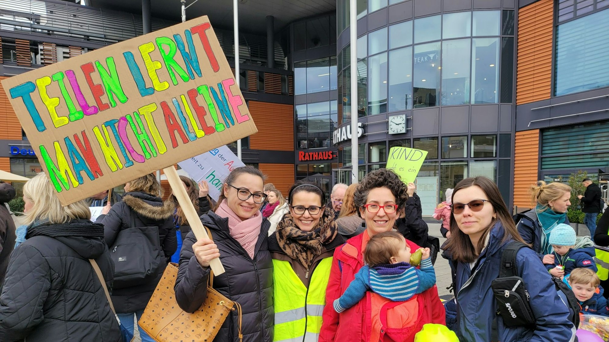Violetta Berkelmeier (39), Solmaz Richrath (42), Natalia Tapia (39), Mara (4) und Anastasia Kirfel (30).
Demo zum Kitanotstand in Leverkusen am 21.02.2024.
