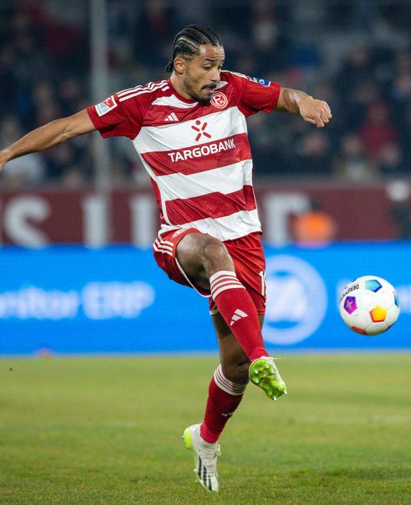 Fortuna Düsseldorfs Emmanuel Iyoha nimmt den Ball im Spiel gegen den FC St. Pauli an.