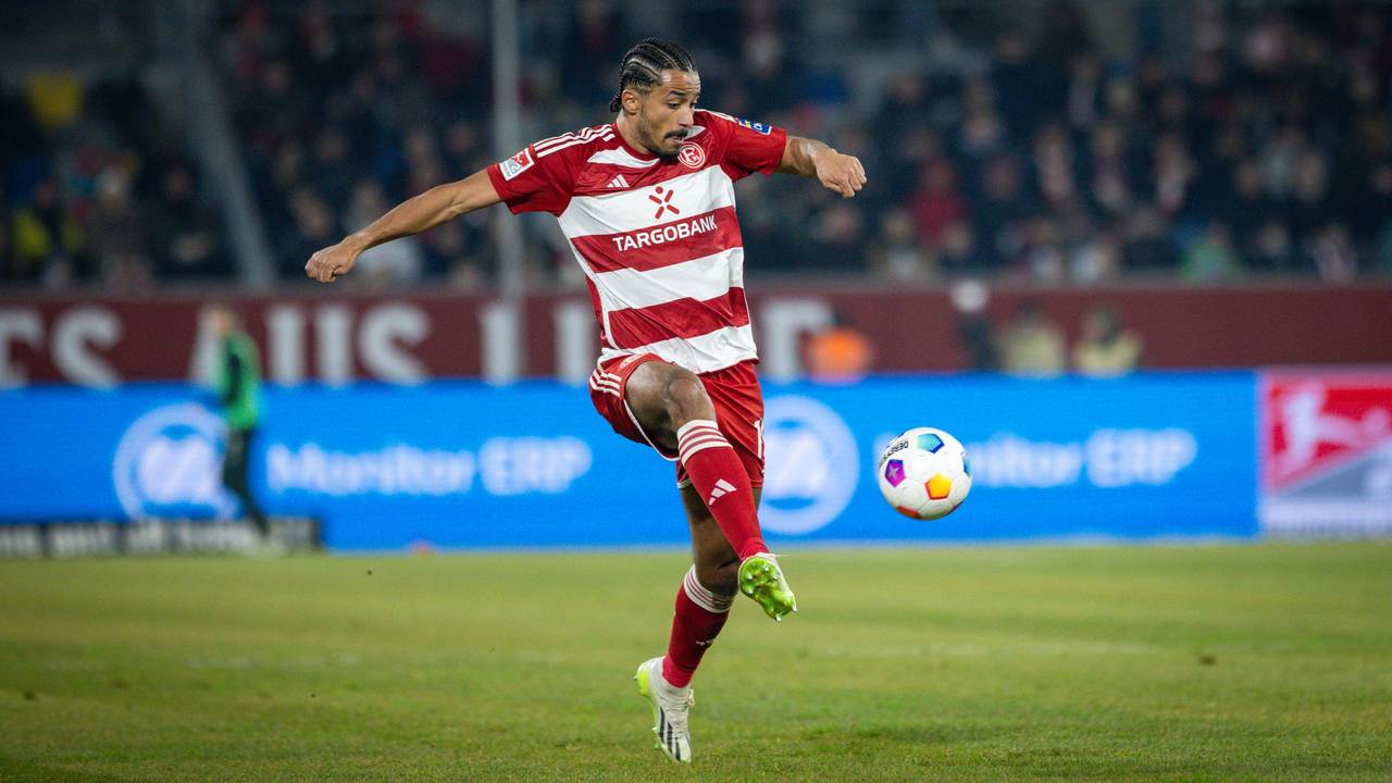 Fortuna Düsseldorfs Emmanuel Iyoha nimmt den Ball im Spiel gegen den FC St. Pauli an.