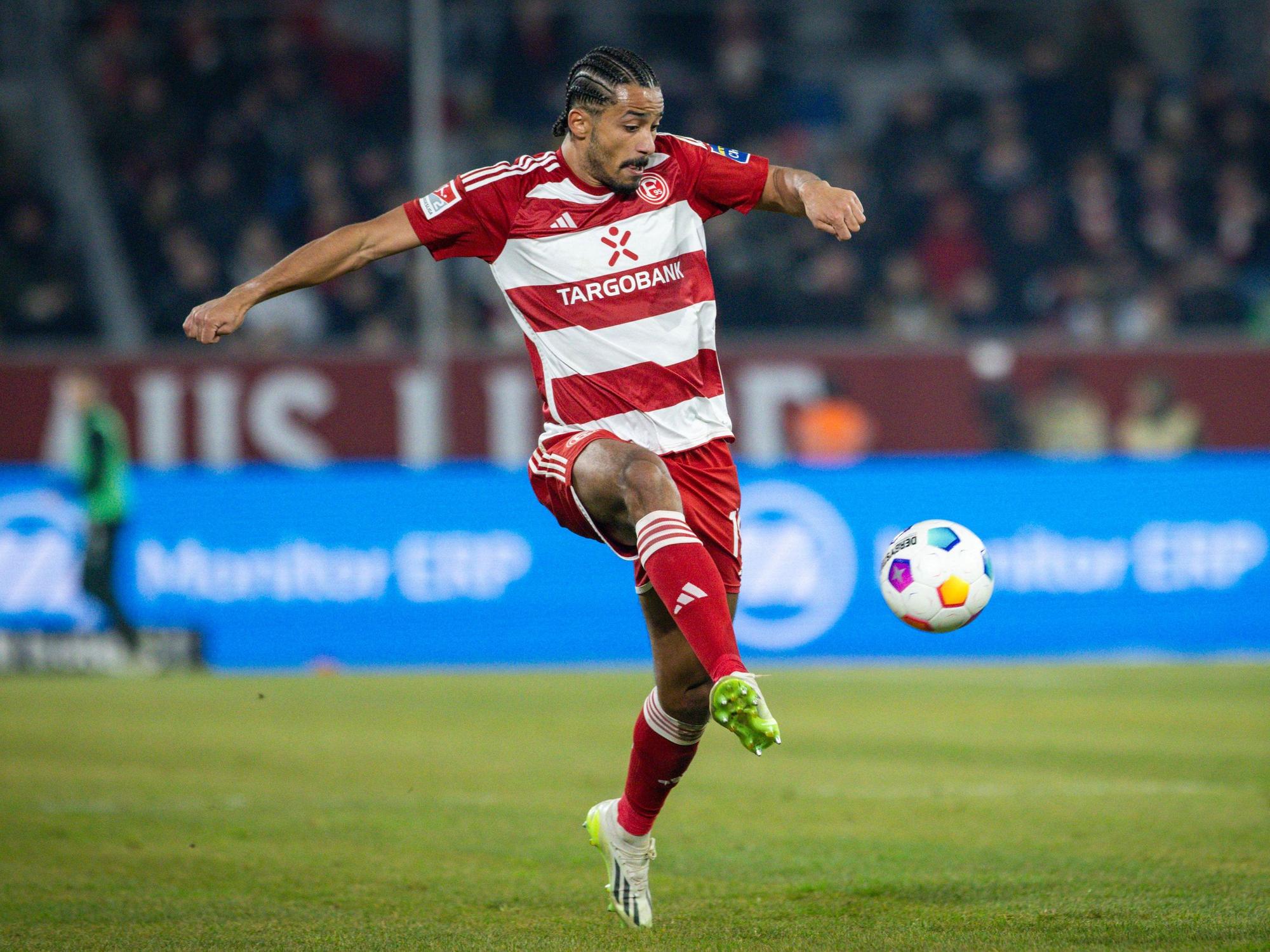 Fortuna Düsseldorfs Emmanuel Iyoha nimmt den Ball im Spiel gegen den FC St. Pauli an.
