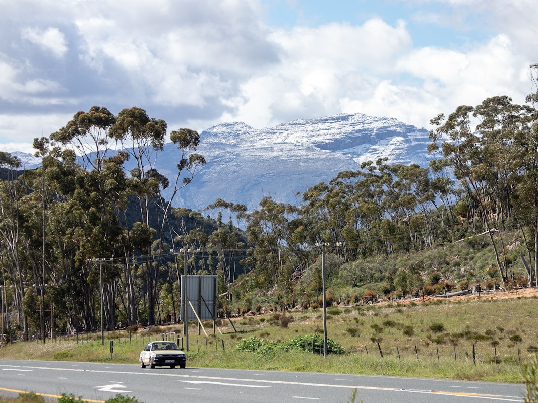 Berge in der Provinz Western Cape sind mit Schnee bedeckt.