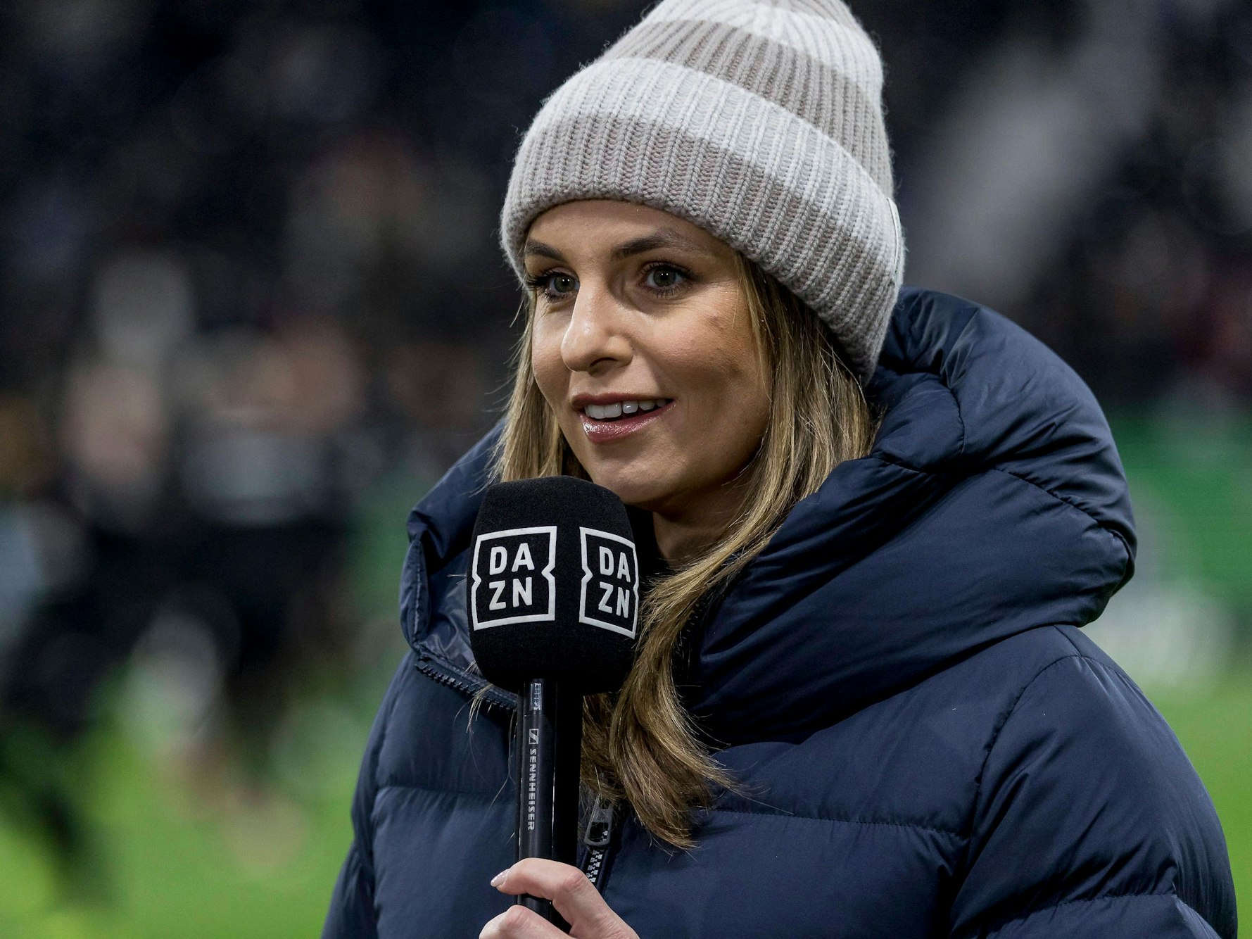 Moderatorin Laura Wontorra hält ein Mikrofon in der Hand.