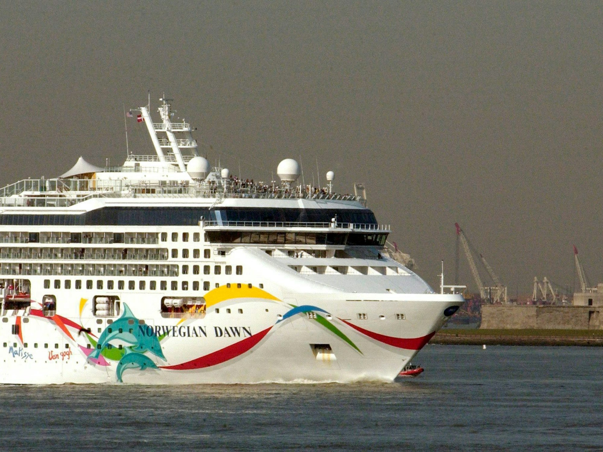Das Kreuzfahrtschiff „Norwegian Dawn“ der US-Reederei Norwegian Cruise Line am 18. April 2005 bei der Einfahrt nach New York, USA.