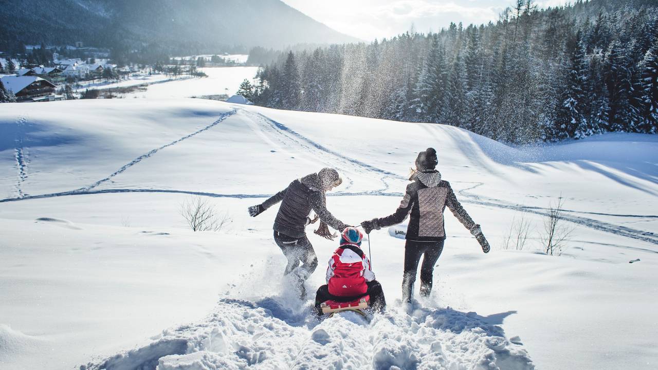 Rodelspaß im tief verschneiten Seefeld