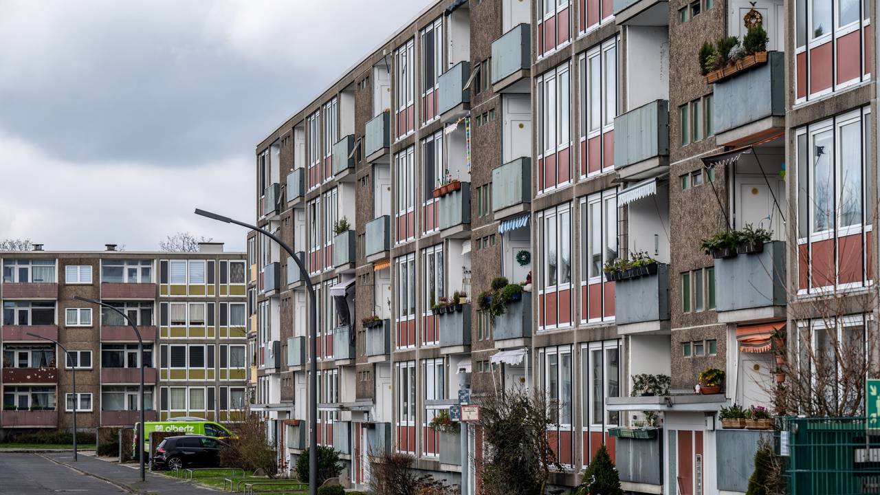 Wohngebäude in der Elias-Gut-Straße in Stammheim. Das Wohnungsunternehmen GAG Immobilien AG plant den Abriss der Häuser.