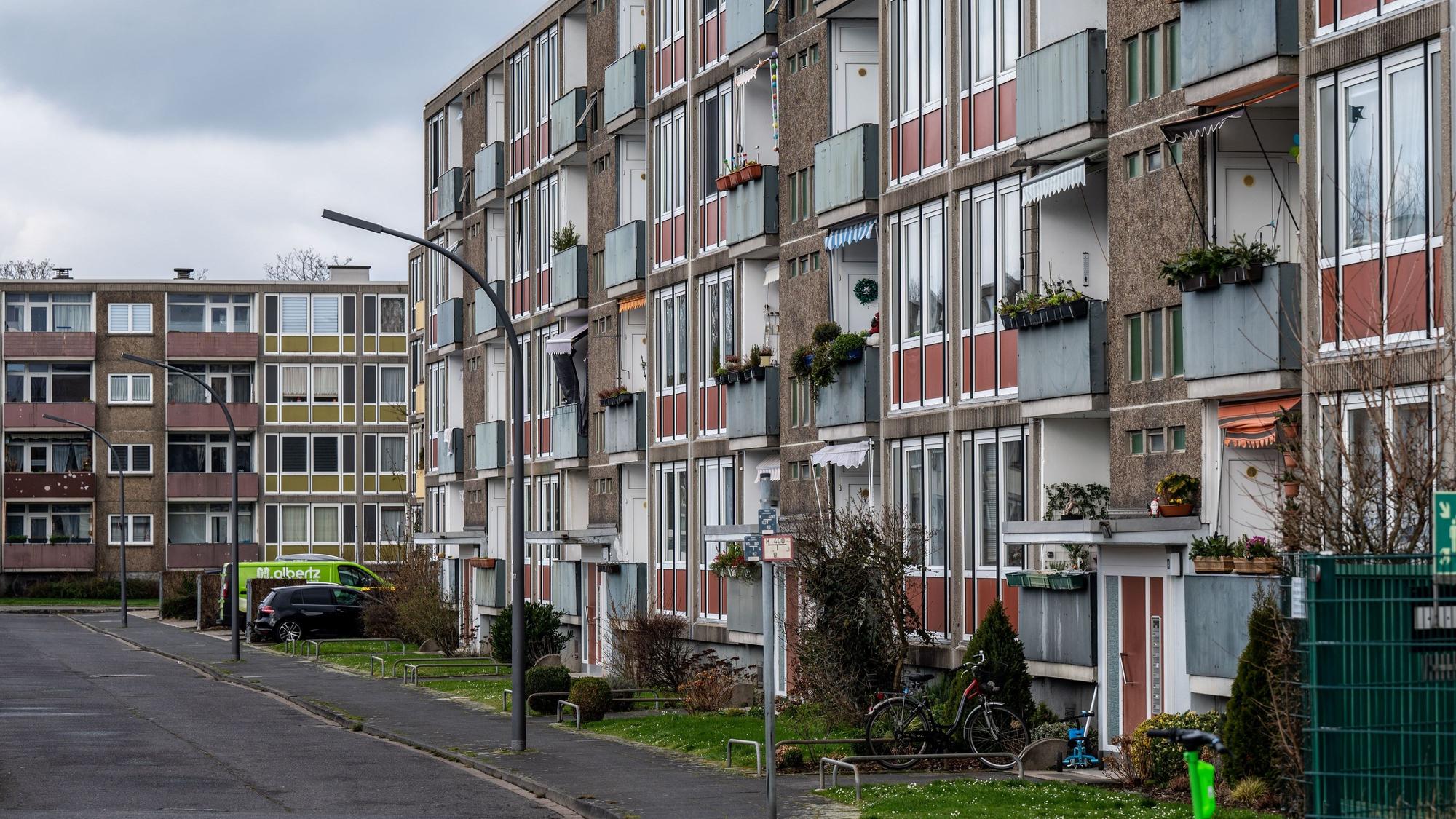 Wohngebäude in der Elias-Gut-Straße in Stammheim. Das Wohnungsunternehmen GAG Immobilien AG plant den Abriss der Häuser.