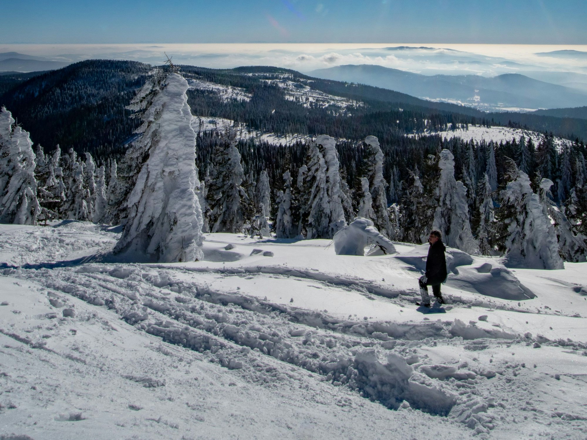 05.02.2019, Bayern, Bayerisch Eisenstein: Die Sonne scheint über 1456 Meter hohen Großen Arber im Bayerischen Wald. Foto: Armin Weigel/dpa +++ dpa-Bildfunk +++
