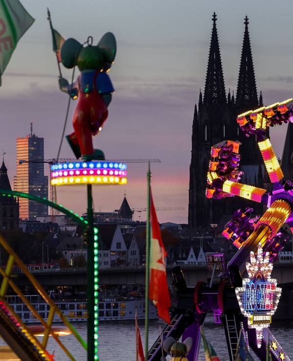 Die Kölner Herbstkirmes an der Deutzer Werft im Abendlicht.
