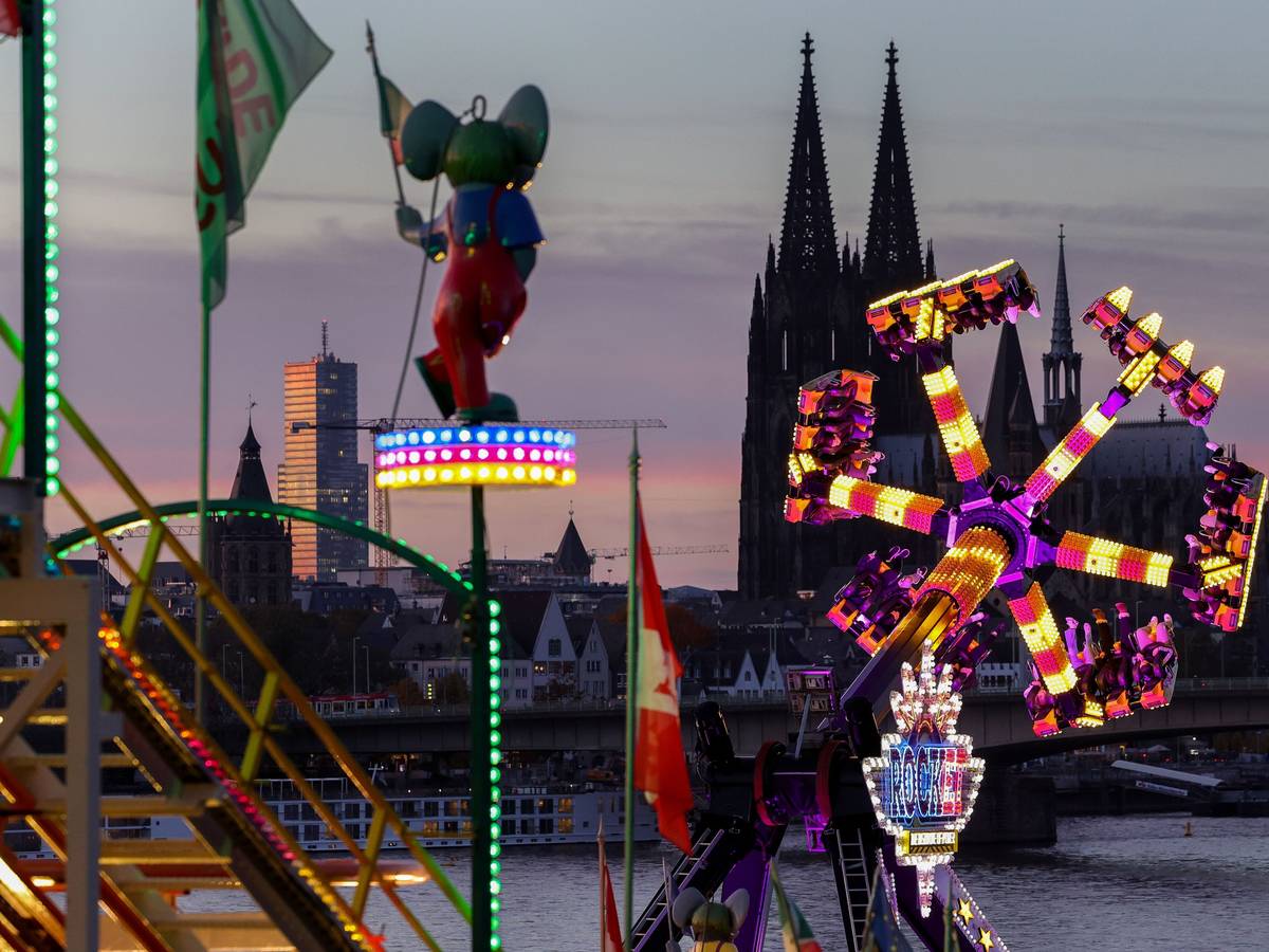 Die Kölner Herbstkirmes an der Deutzer Werft im Abendlicht.