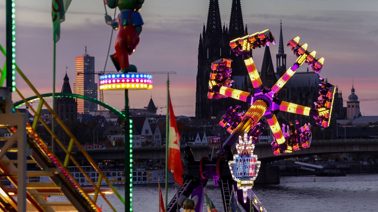 Die Kölner Herbstkirmes an der Deutzer Werft im Abendlicht.