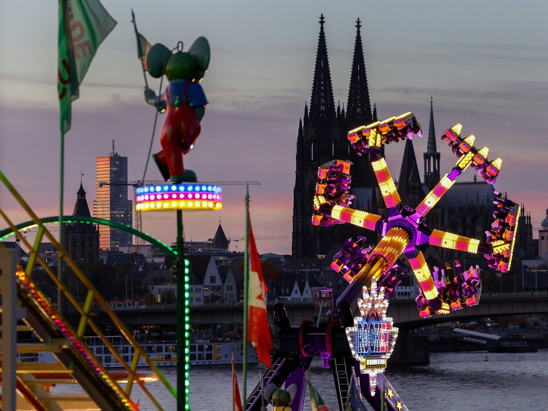 Die Kölner Herbstkirmes an der Deutzer Werft im Abendlicht.