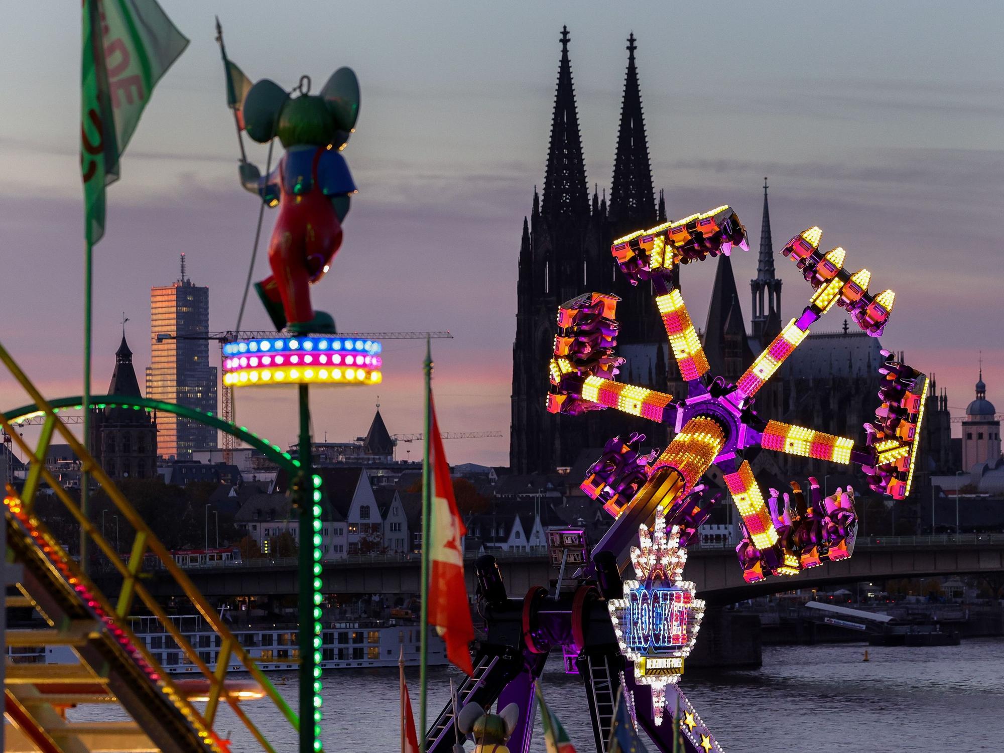 Die Kölner Herbstkirmes an der Deutzer Werft im Abendlicht.