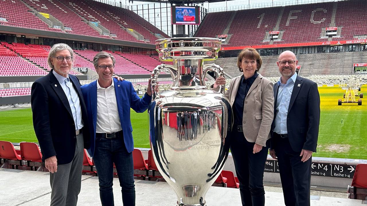 Toni Schumacher, Christos Katzidis, Henriette Reker und Lutz Wingerath im Kölner Stadion.