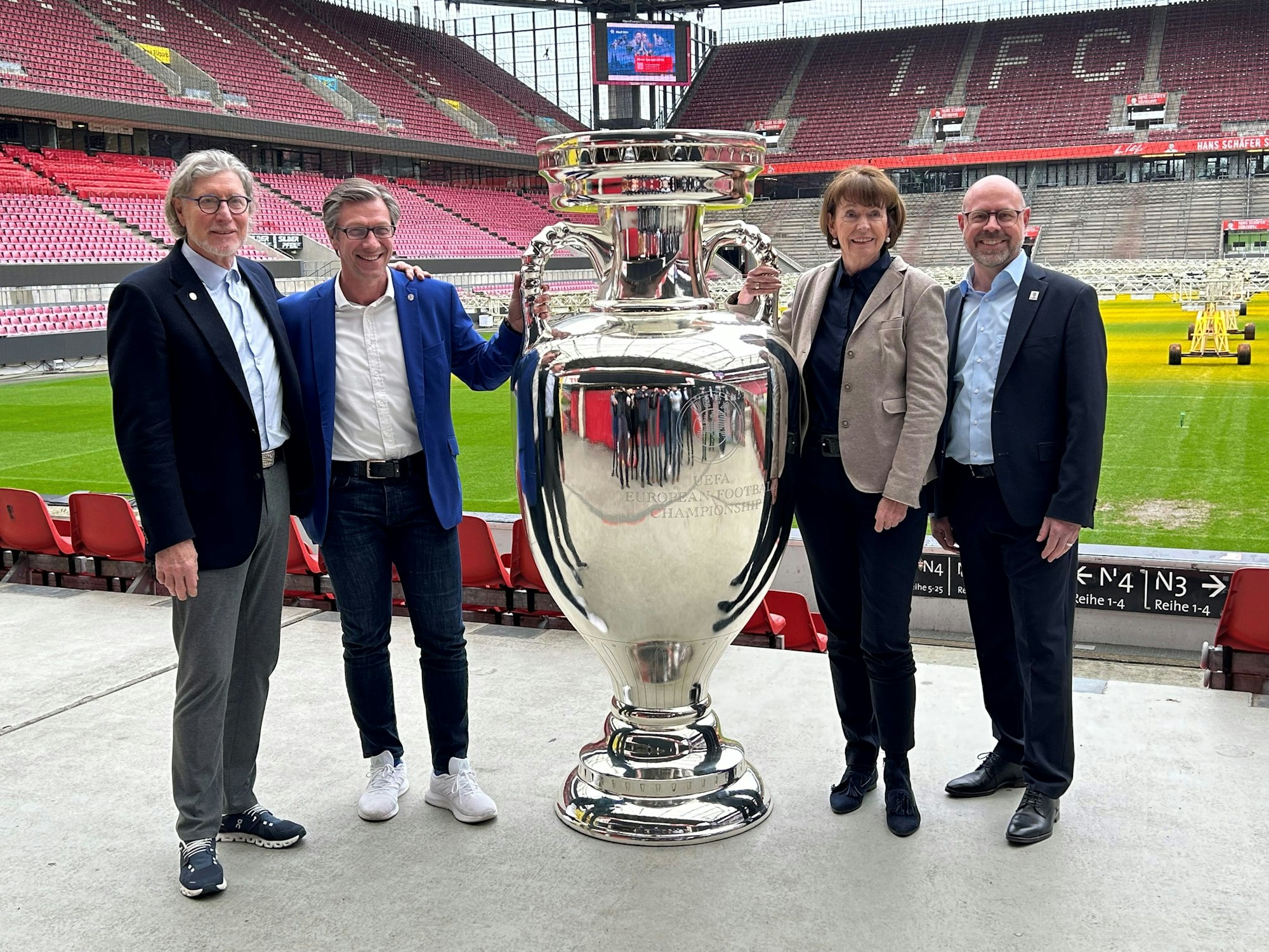 Toni Schumacher, Christos Katzidis, Henriette Reker und Lutz Wingerath im Kölner Stadion.