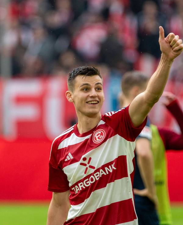Fortuna Düsseldorfs Yannik Engelhardt hebt auf dem Spielfeld den Daumen.
