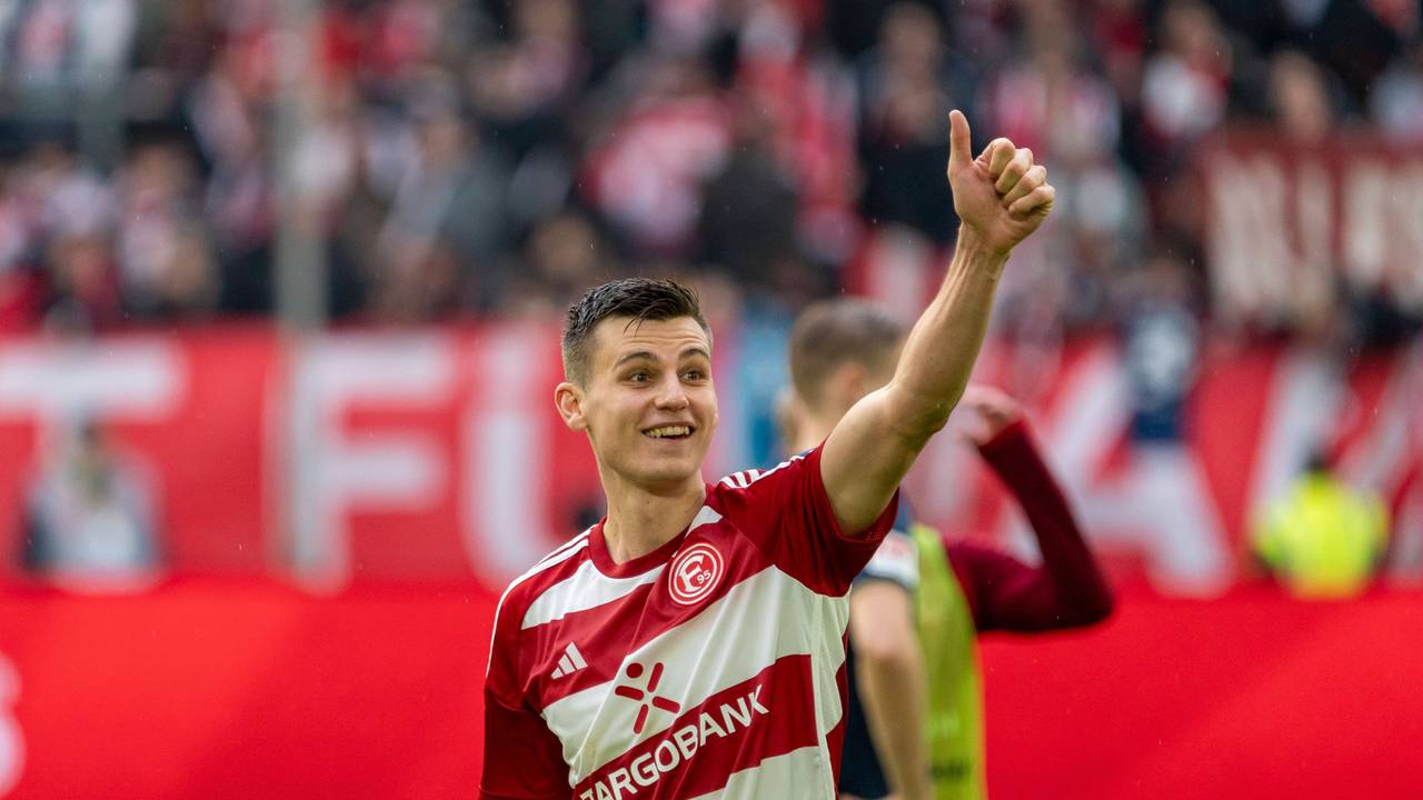 Fortuna Düsseldorfs Yannik Engelhardt hebt auf dem Spielfeld den Daumen.