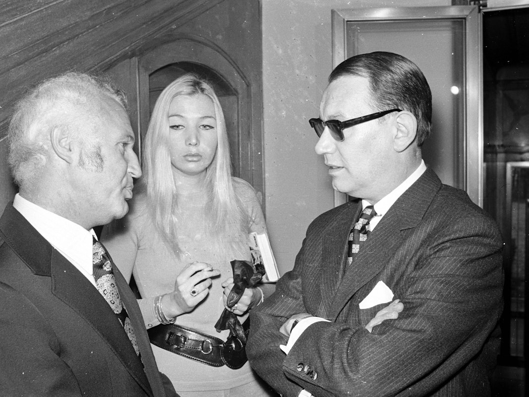 Bielefeld-Trainer Egon Piechaczek, seine Freundin Vera Kwasny und Anwalt Herbert Kleine (v. li.) am Rande der DFB-Sportgerichtsverhandlung am 20. Februar 1972.