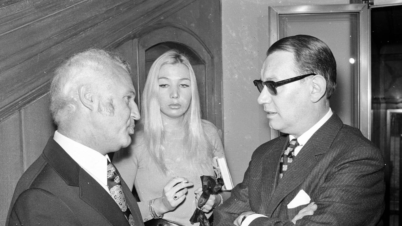 Bielefeld-Trainer Egon Piechaczek, seine Freundin Vera Kwasny und Anwalt Herbert Kleine (v. li.) am Rande der DFB-Sportgerichtsverhandlung am 20. Februar 1972.
