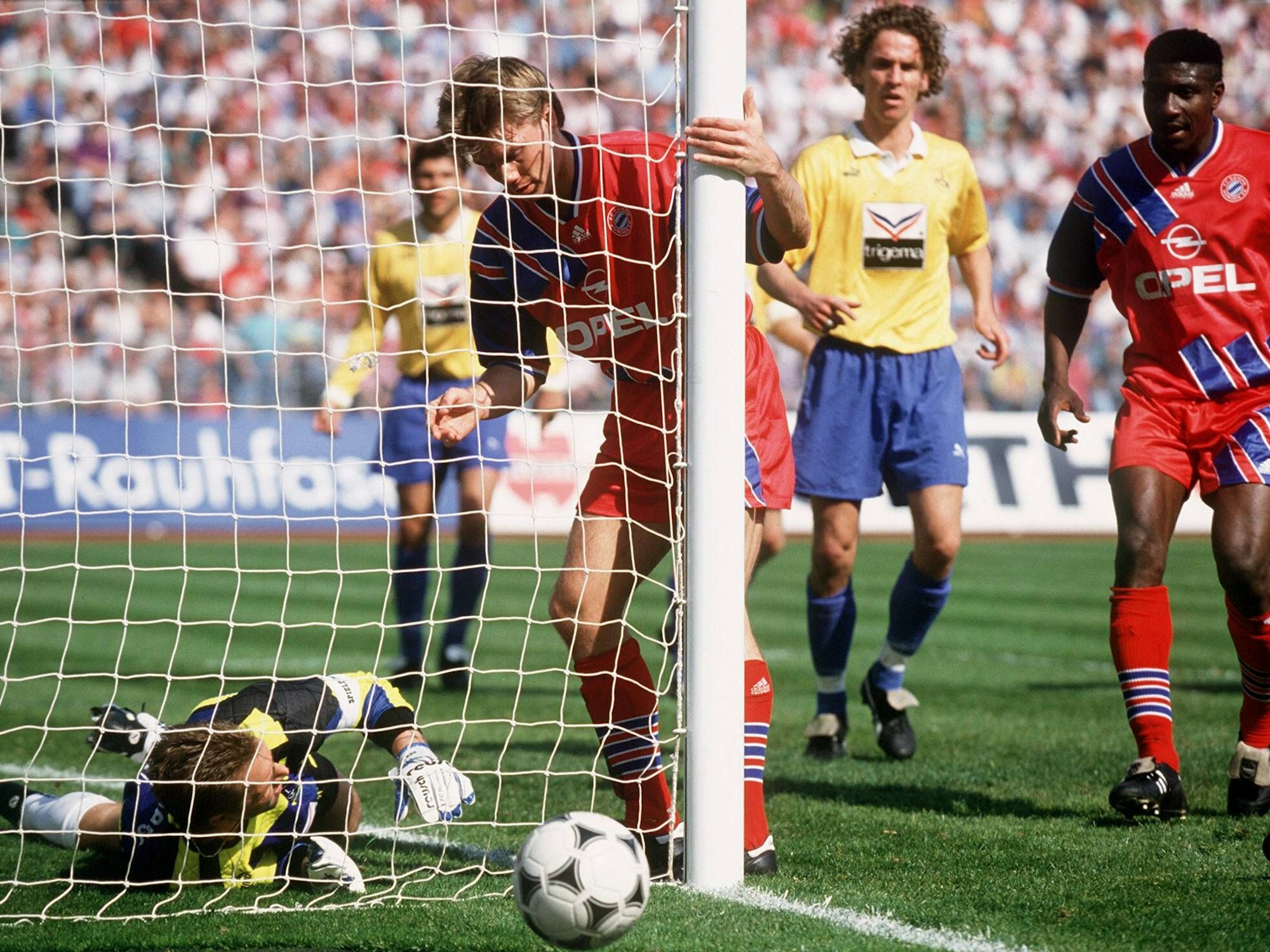 Bayerns Thomas Helmer (M.) steht am Pfosten.