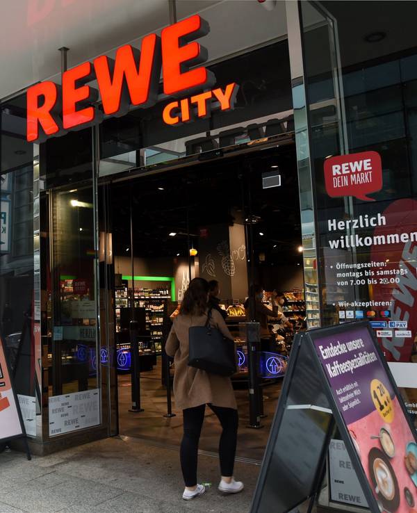 Die Rewe-Filiale in der Kölner Zeppelinstraße von außen.