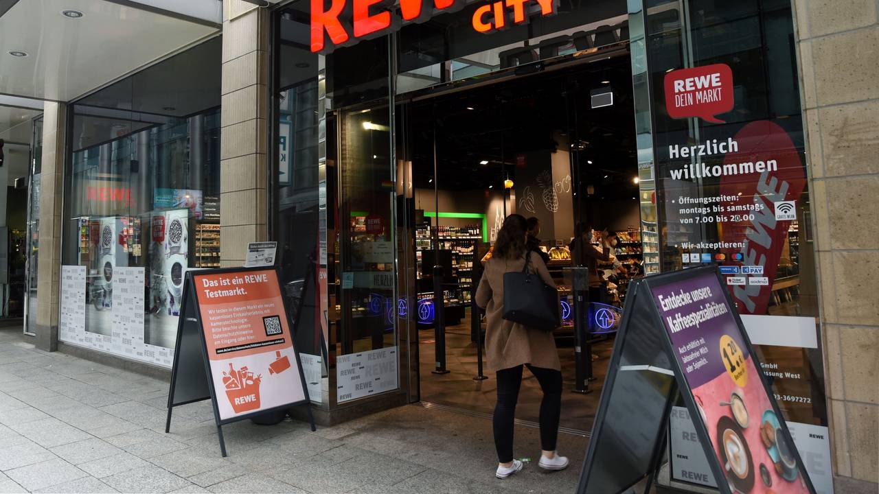 Die Rewe-Filiale in der Kölner Zeppelinstraße von außen.