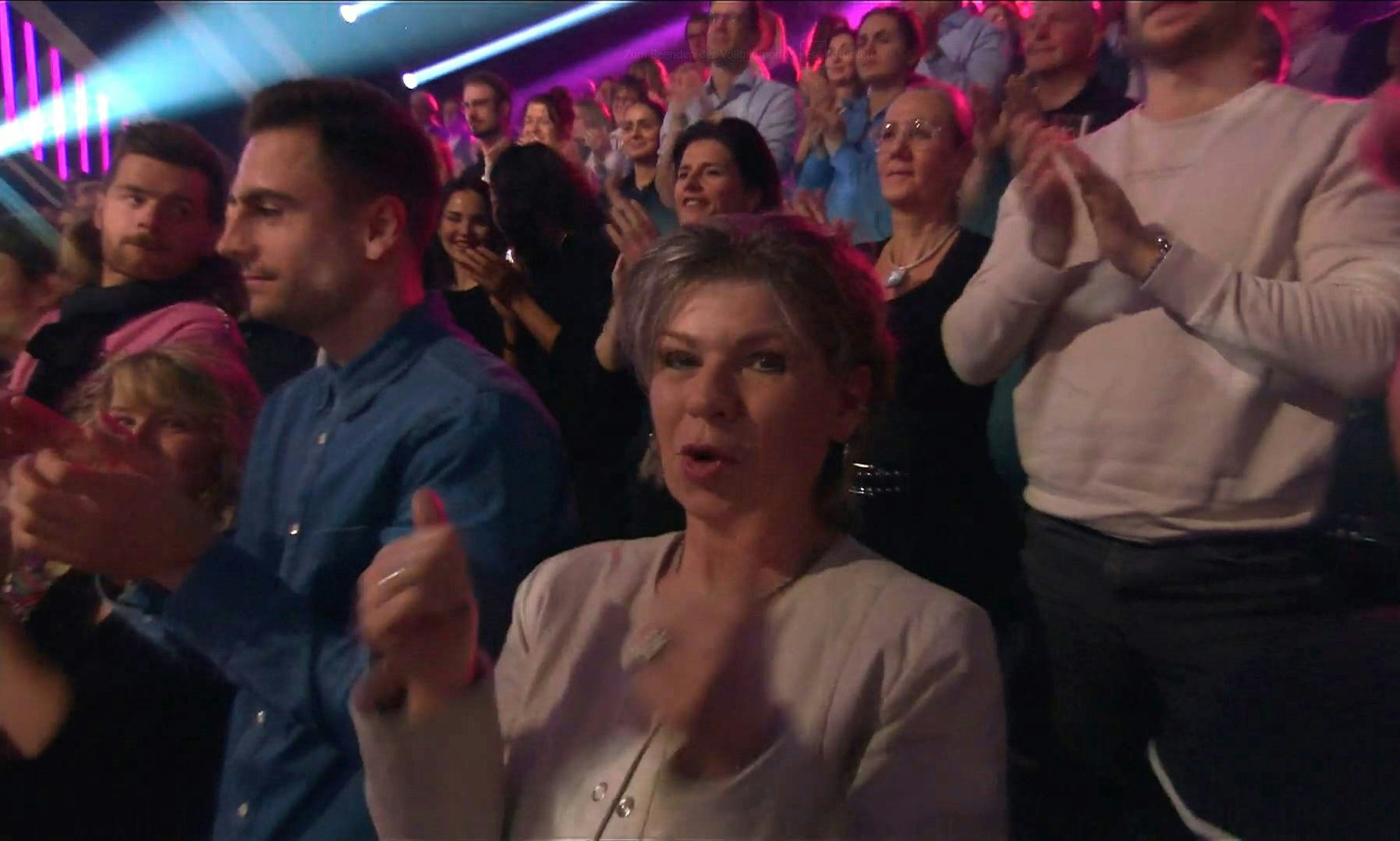 Eishockey-Spieler Maxi Kammerer (blaues Hemd) war zur Unterstützung von Freundin Jana Wosnitza in der Kennenlern-Show von „Let’s Dance“ live im Studio dabei. Auch Wosnitzas Mama freute sich über einen gelungenen Auftakt.
