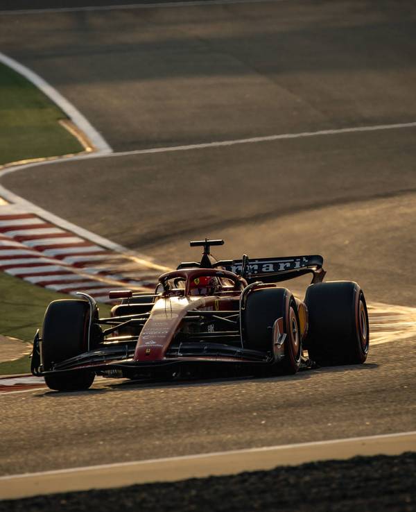 Formel-1-Pilot Charles Leclerc fährt in seinem Ferrari über die Strecke In Bahrain.