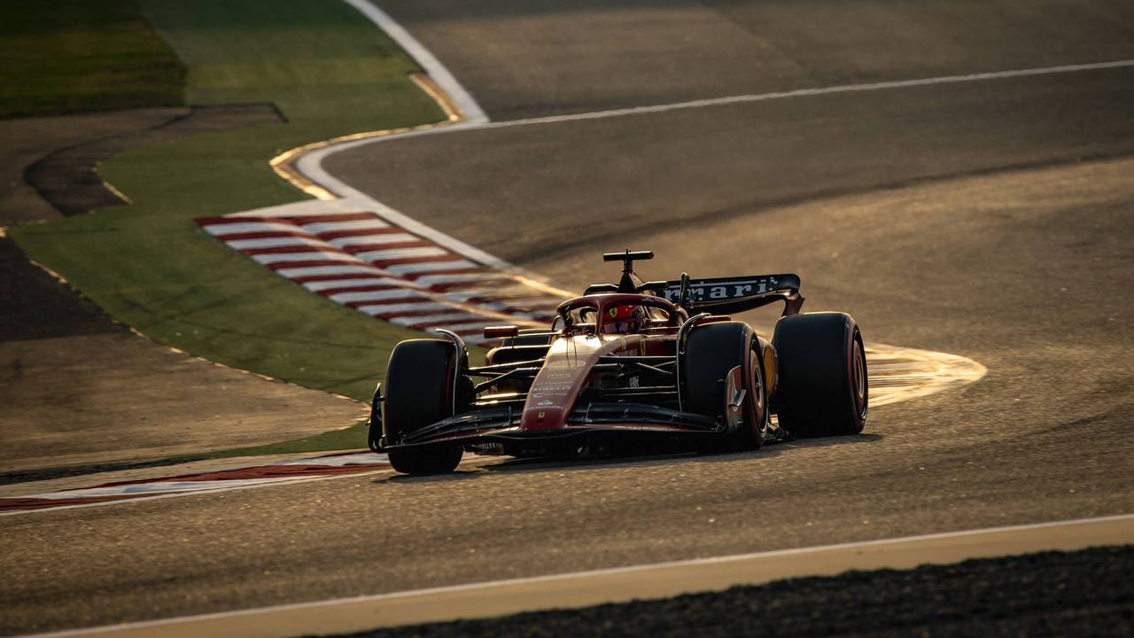 Formel-1-Pilot Charles Leclerc fährt in seinem Ferrari über die Strecke In Bahrain.