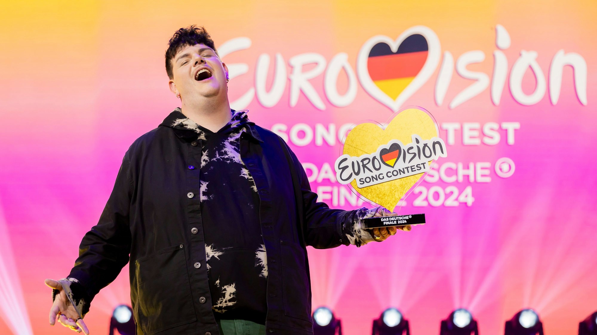 Sänger Isaak ist der Gewinner des deutschen ESC-Vorentscheids, triumphierte am Ende beim Finale. Doch beim Orga-Team sorgt eine Textzeile des Songs „Always On The Run“ für Unmut.