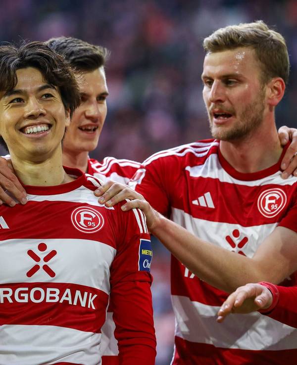 Von l. nach r. Matthias Zimmermann, Ao Tanaka, Yannik Engelhardt und Christoph Daferner jubeln.