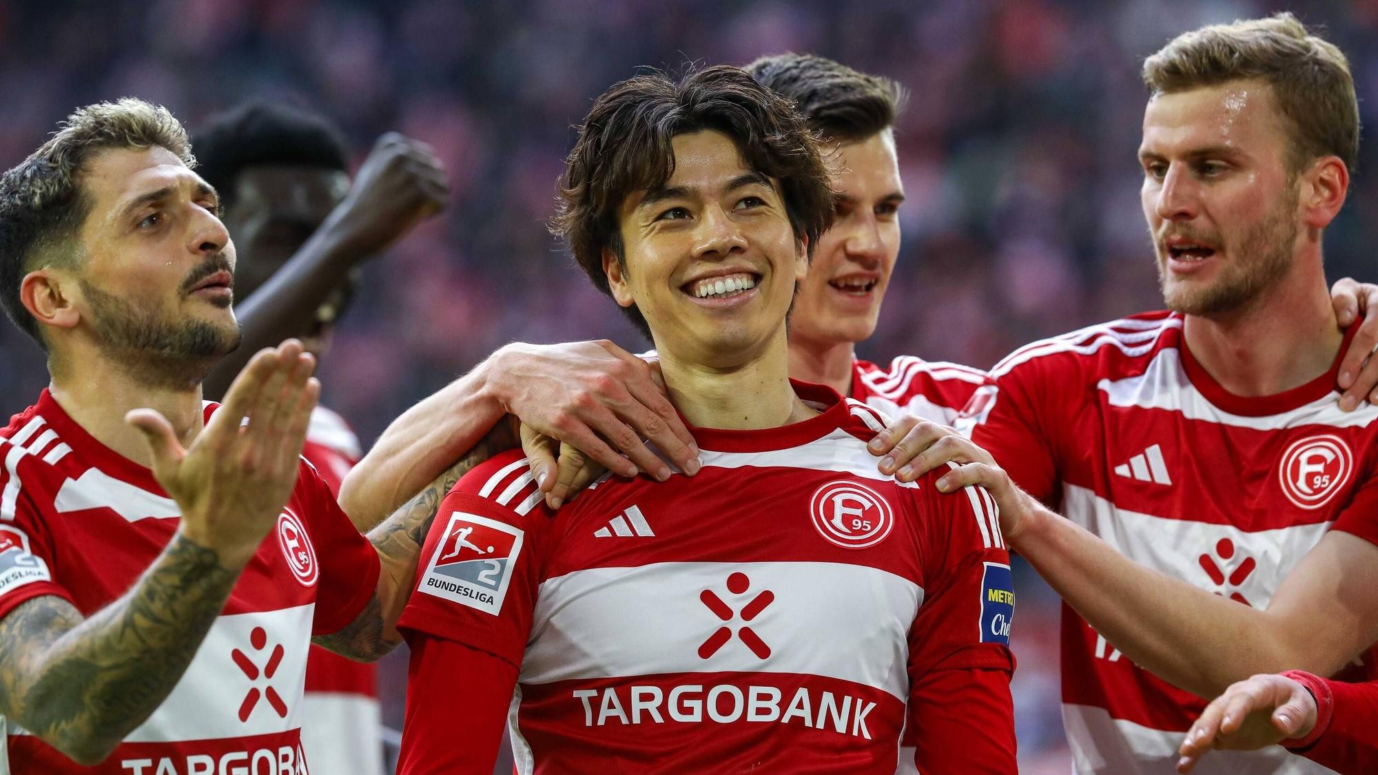 Von l. nach r. Matthias Zimmermann, Ao Tanaka, Yannik Engelhardt und Christoph Daferner jubeln.