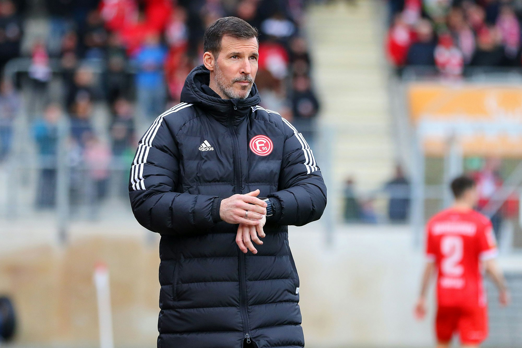 Trainer Jens Langeneke steht am Spielfeldrand.