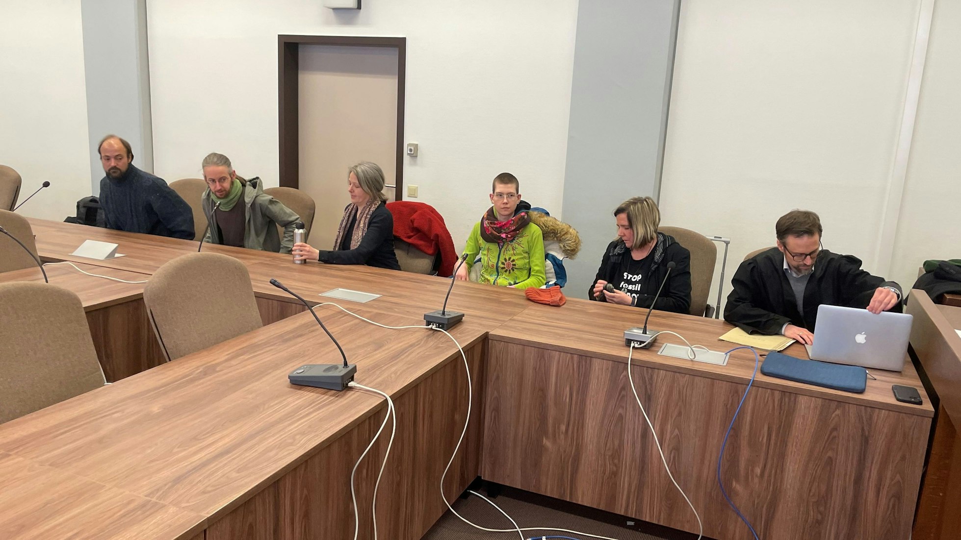 Die angeklagten Aktivisten mit dem Kölner Verteidiger Christian Mertens beim aktuellen Prozess im Kölner Amtsgericht.