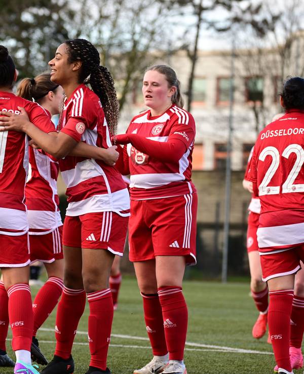 Die Frauen von Fortuna Düsseldorf jubeln über ein Tor im Spiel gegen den VfL Benrath.
