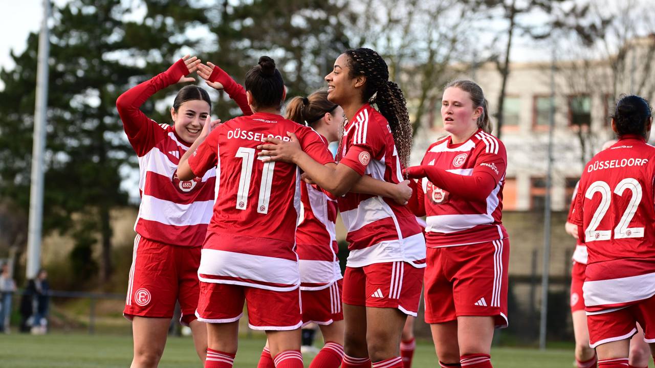 Die Frauen von Fortuna Düsseldorf jubeln über ein Tor im Spiel gegen den VfL Benrath.