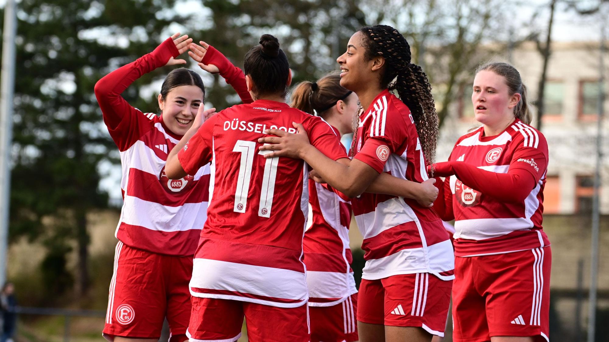 Die Frauen von Fortuna Düsseldorf jubeln über ein Tor im Spiel gegen den VfL Benrath.