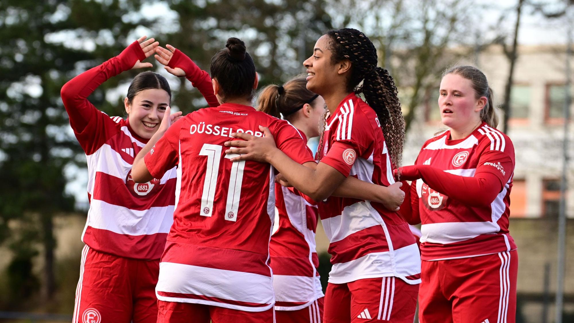 Die Frauen von Fortuna Düsseldorf jubeln gemeinsam über ein Tor.